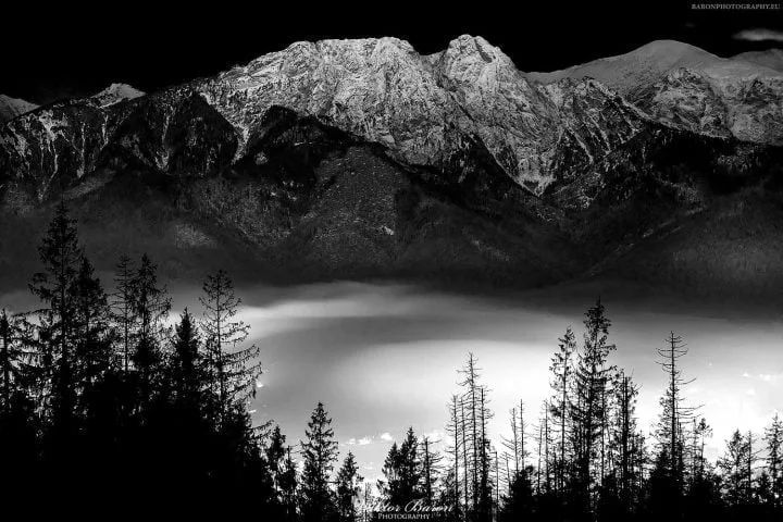 Obraz góry w czerni i bieli – fotoobraz na płótnie