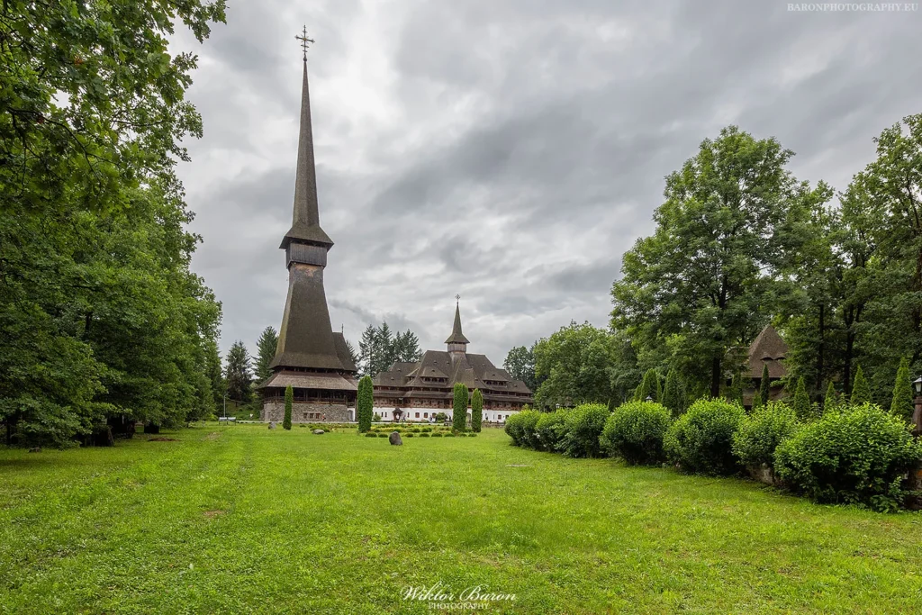 Monaster Săpânța-Peri 2 Monaster Săpânța-Peri, najwyższy drewniany kościół w Europie w regionie Maramureș w Rumunii.