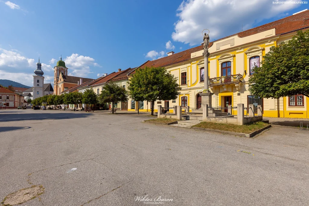Rożniawa 2 Rożniawa, historyczne miasto w regionie Gemer na Słowacji z katedrą i zabytkowym rynkiem.