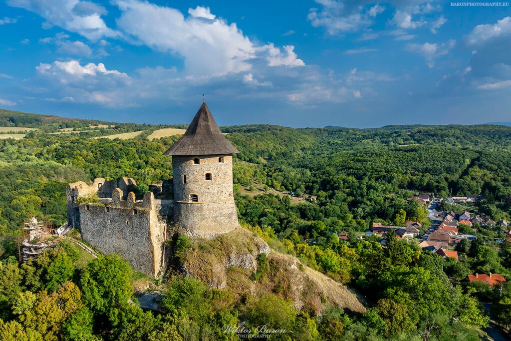 Zamek Samoska, ruiny zamku na bazaltowym wzgórzu przy granicy słowacko węgierskiej na południu Słowacji.