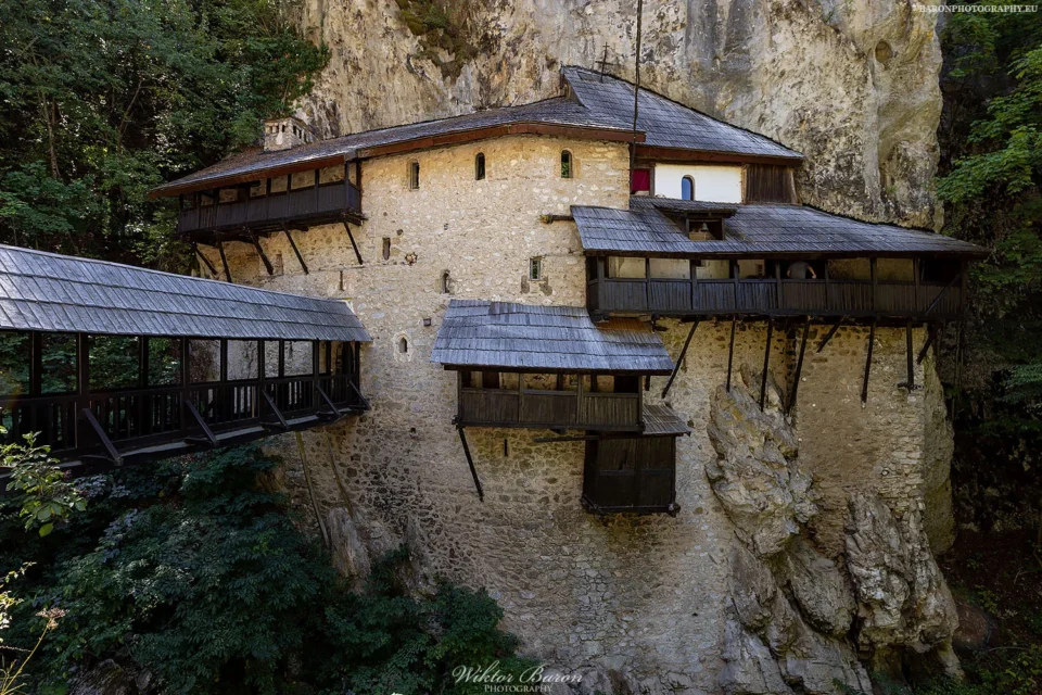 Monaster Crna Reka, klasztor wykuty w skale nad doliną rzeki w południowo zachodniej Serbii.