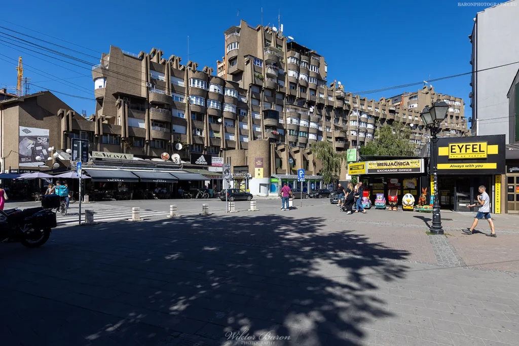 Modernistyczny budynek w stylu brutalizmu nad rzeką Raška w Novi Pazar, Serbia. Charakterystyczna architektura socjalistycznego modernizmu kontrastuje z historyczną zabudową regionu Sandżak. Zdjęcie wykonane podczas podróży fotograficznej przez Bałkany.