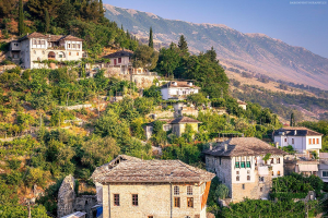 Zabudowa Gjirokastry na stokach gór