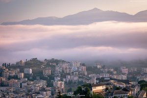 Gjirokastra - Widok z zamku na miasto