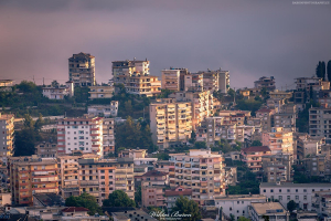 Gjirokastra blokowiska w mieście