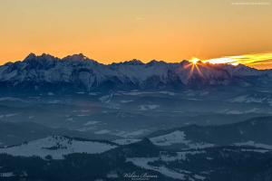 Widok na Tatry z wieży widokowej na Radziejowej