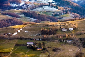 Widok na domy w Rytrze z platformy widokowej 
