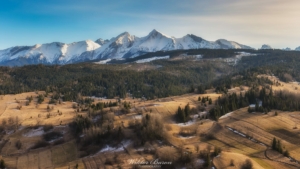 Widok na Tatry z polany w Osturni  