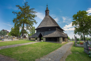 Drewniany gotycki kościółek z II połowy XV wieku. 