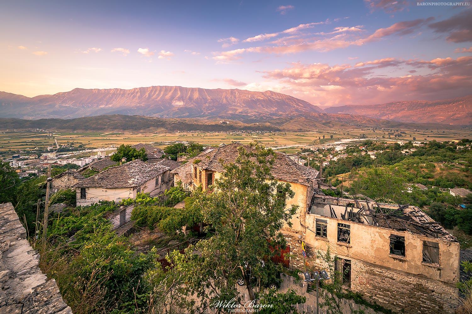 Gjirokastra - ruiny kamienic na starówce