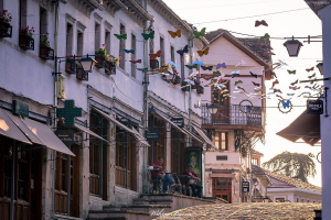 Gjirokastra główna ulica w starym mieście