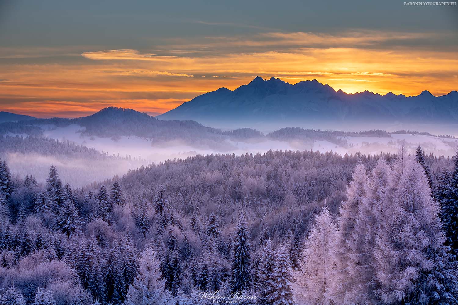 Zimowy widok na Tatry z Przełęczy Gromadzkiej 