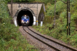 Wyjazd EU07 z tunelu w Żegiestowie          